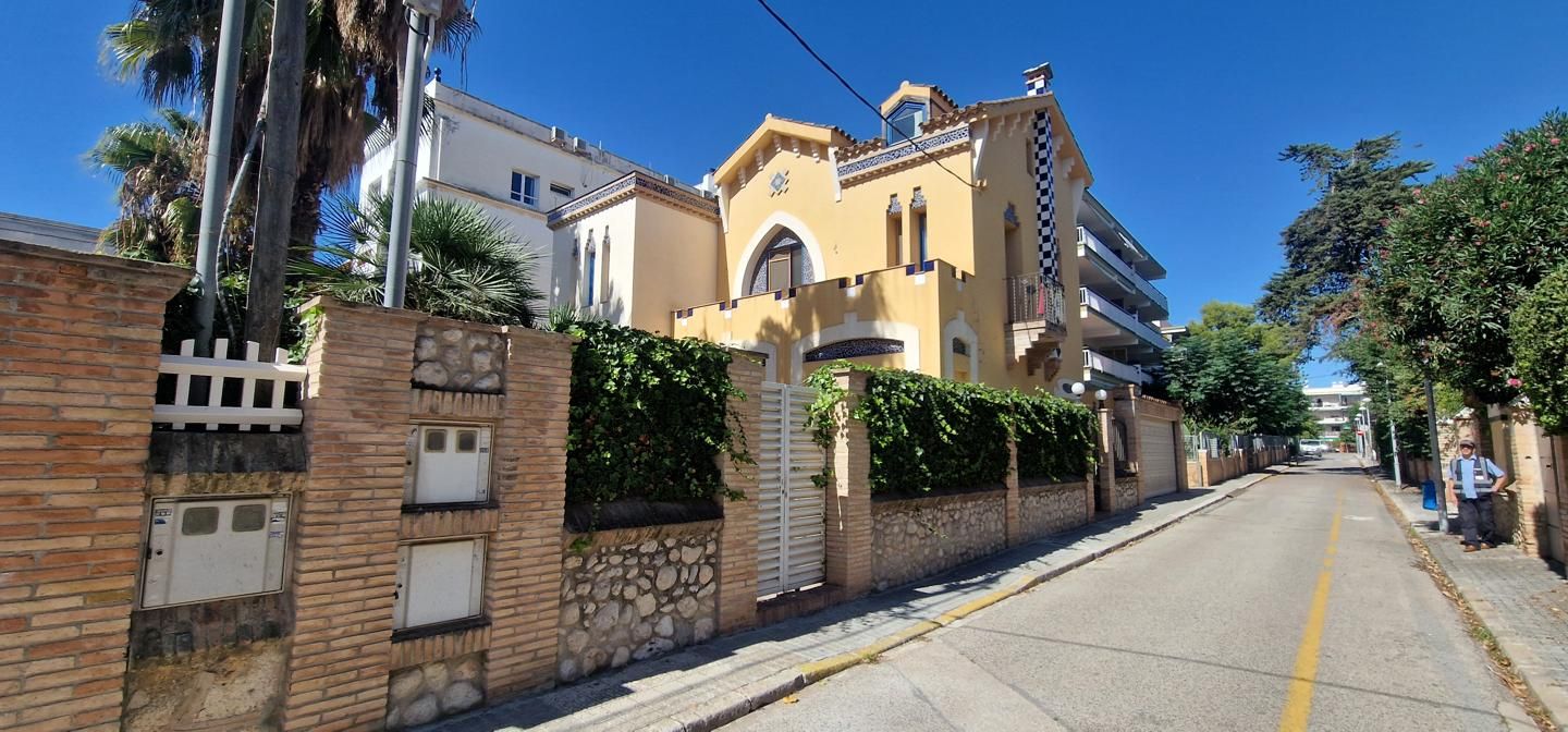 Exterior view of House or chalet for sale in Vilanova i la Geltrú  with Air Conditioner, Private garden and Terrace