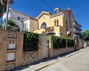 Vista exterior de Casa o xalet en venda en Vilanova i la Geltrú amb Aire condicionat, Jardí privat i Terrassa