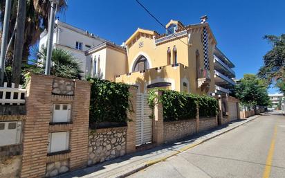 Vista exterior de Casa o xalet en venda en Vilanova i la Geltrú amb Aire condicionat, Jardí privat i Terrassa