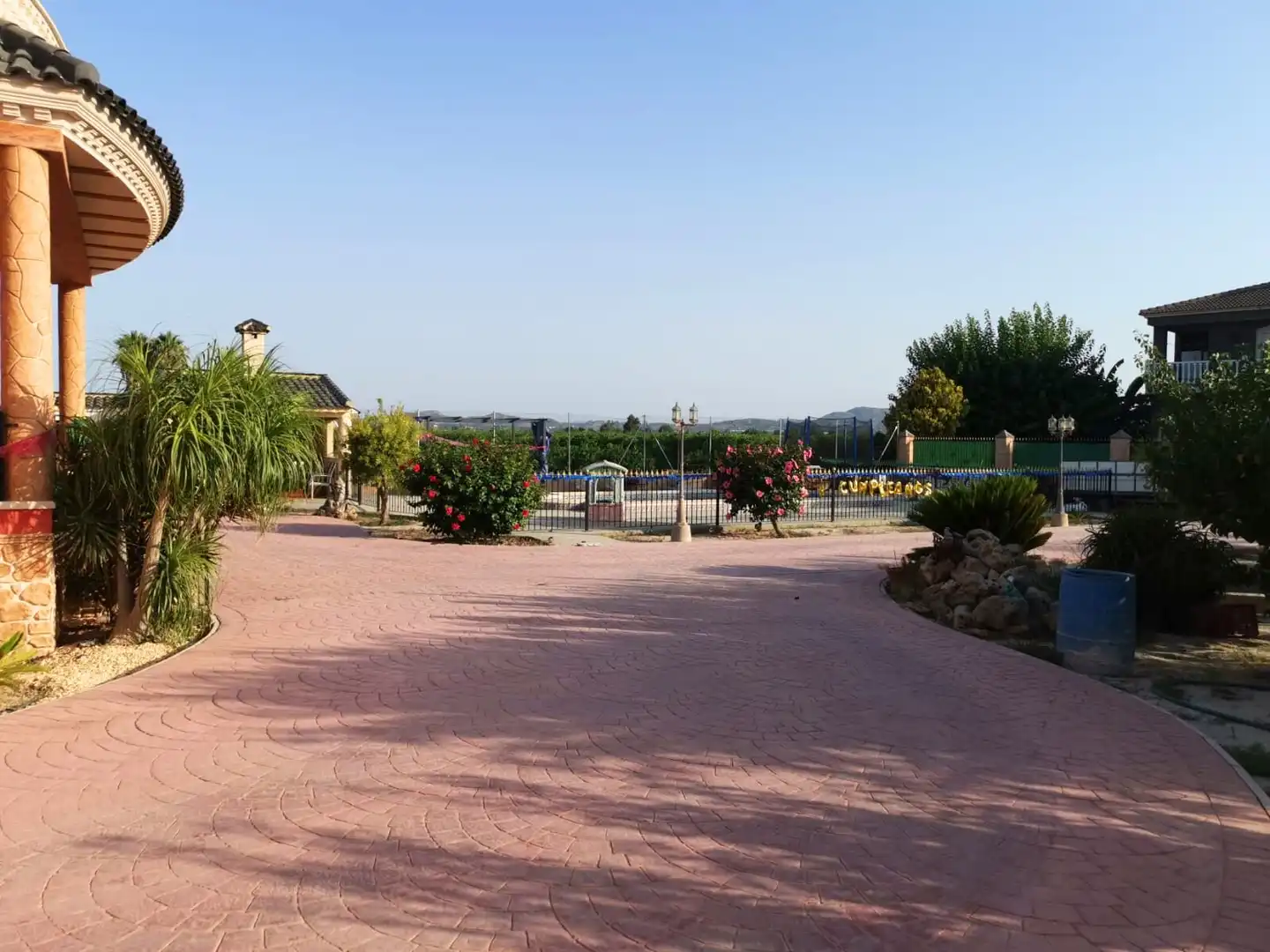Vista exterior de Casa o xalet en venda en Orihuela amb Jardí privat, Moblat i Balcó