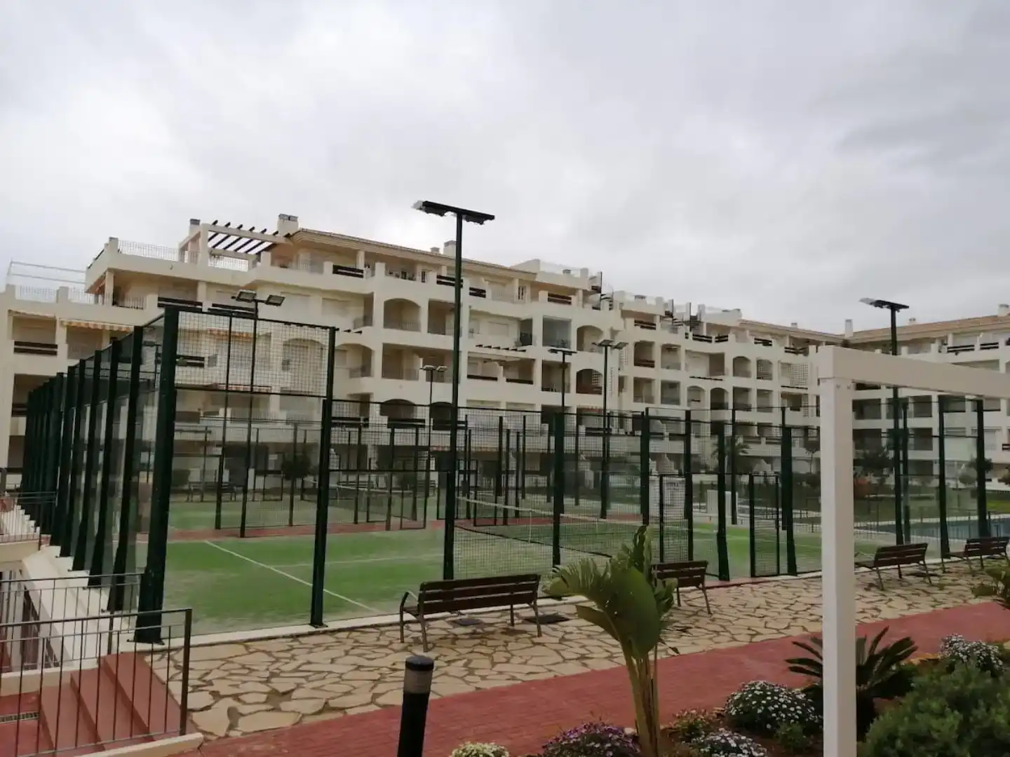 Außenansicht von Wohnungen zur Miete in Roquetas de Mar mit Klimaanlage, Schwimmbad und Balkon