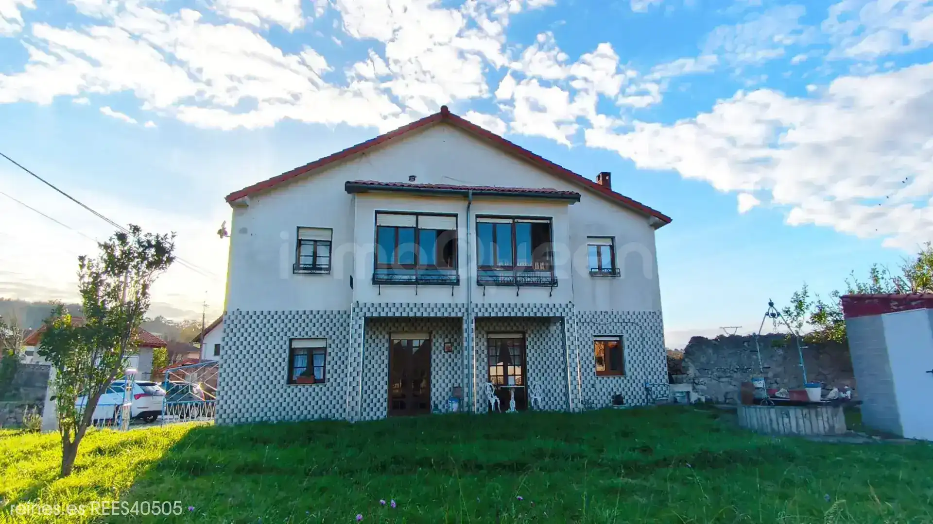 Außenansicht von Einfamilien-Reihenhaus zum Verkauf in Miengo mit Heizung und Privatgarten