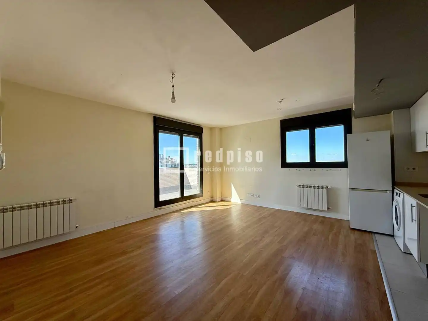 Schlafzimmer von Dachboden zur Miete in Madrid mit Heizung, Terrasse und Abstellraum