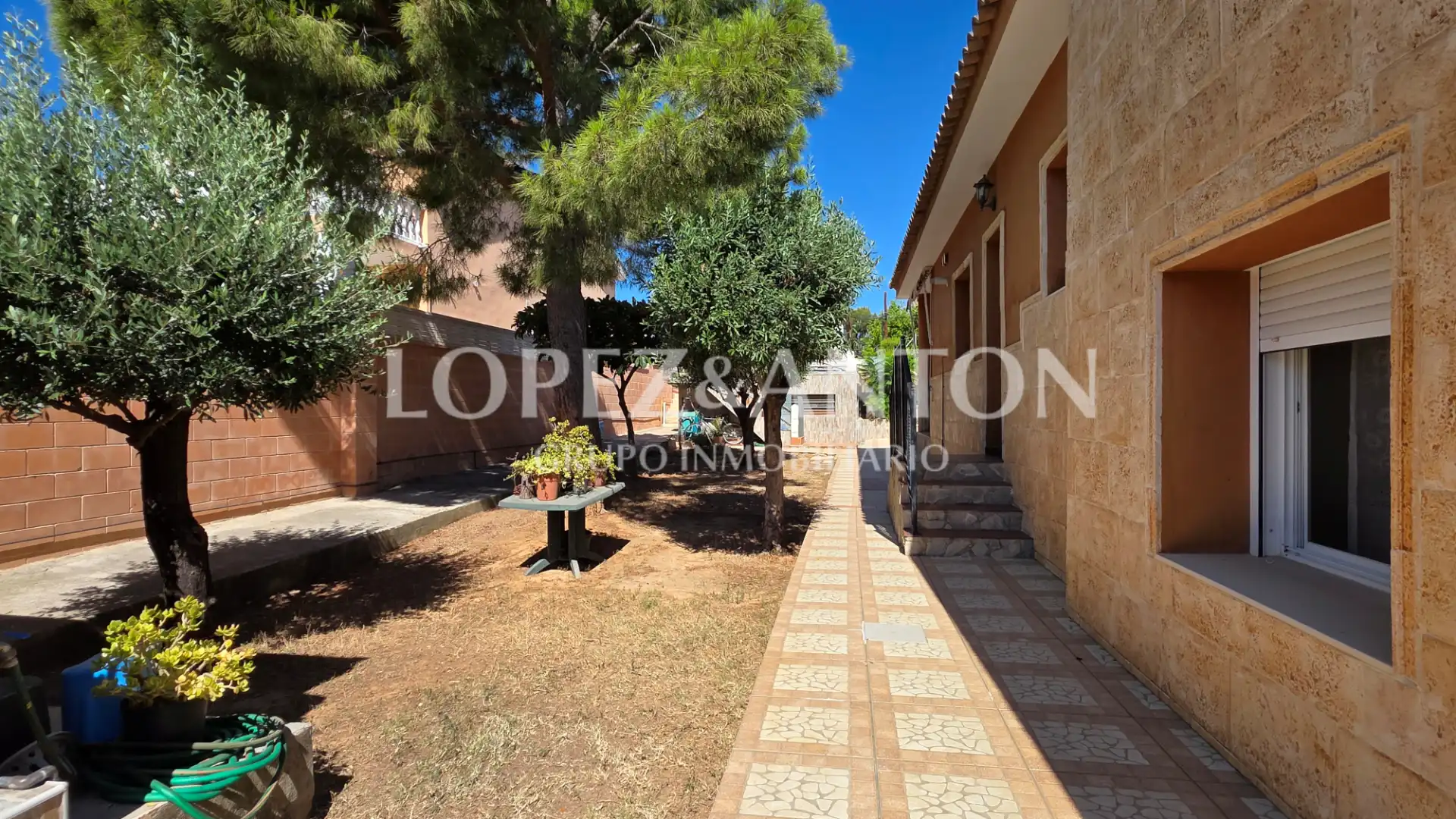 Vista exterior de Casa o xalet en venda en L'Eliana amb Aire condicionat, Calefacció i Jardí privat