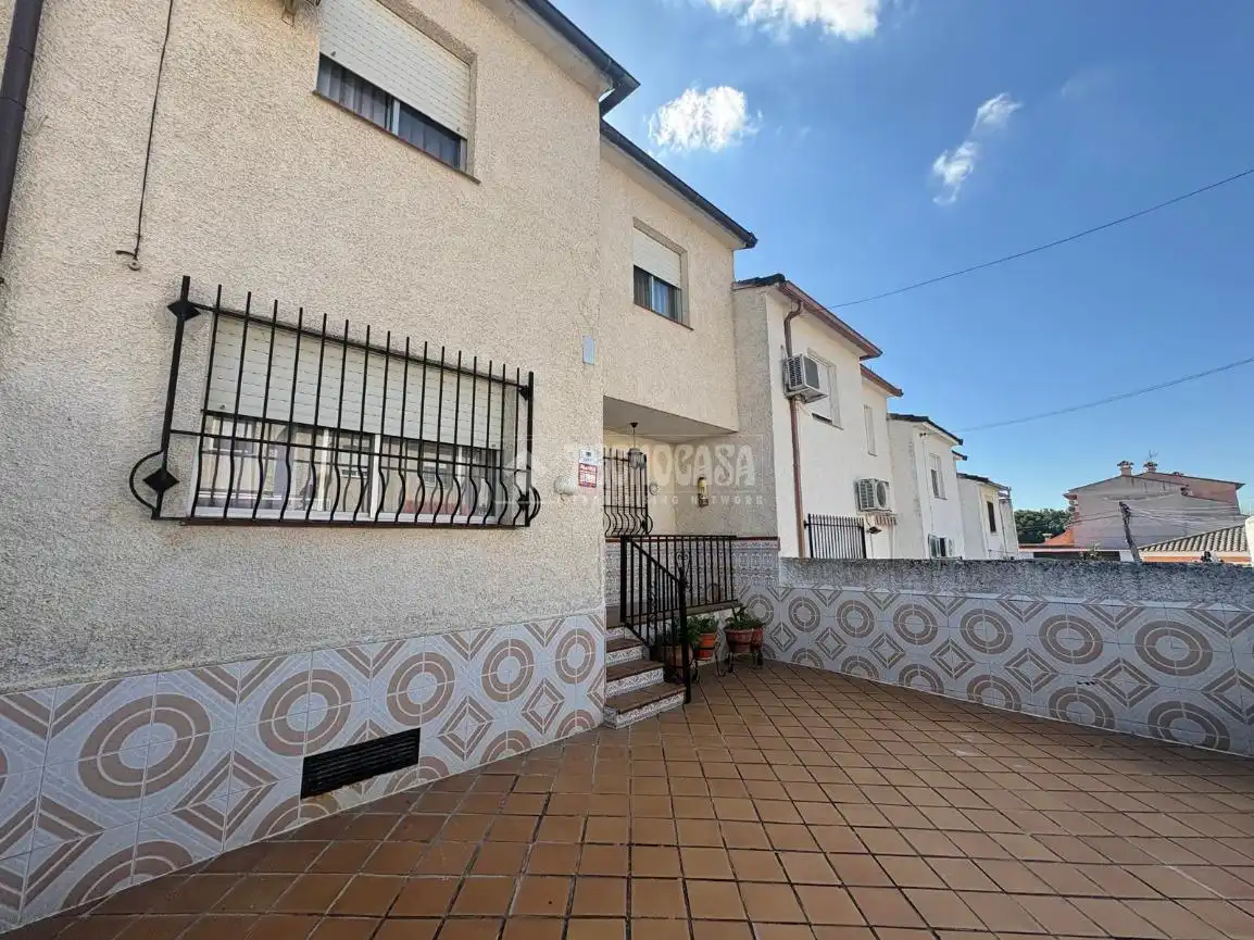 Vista exterior de Casa adosada en venta en Calera y Chozas con Aire acondicionado, Calefacción y Terraza