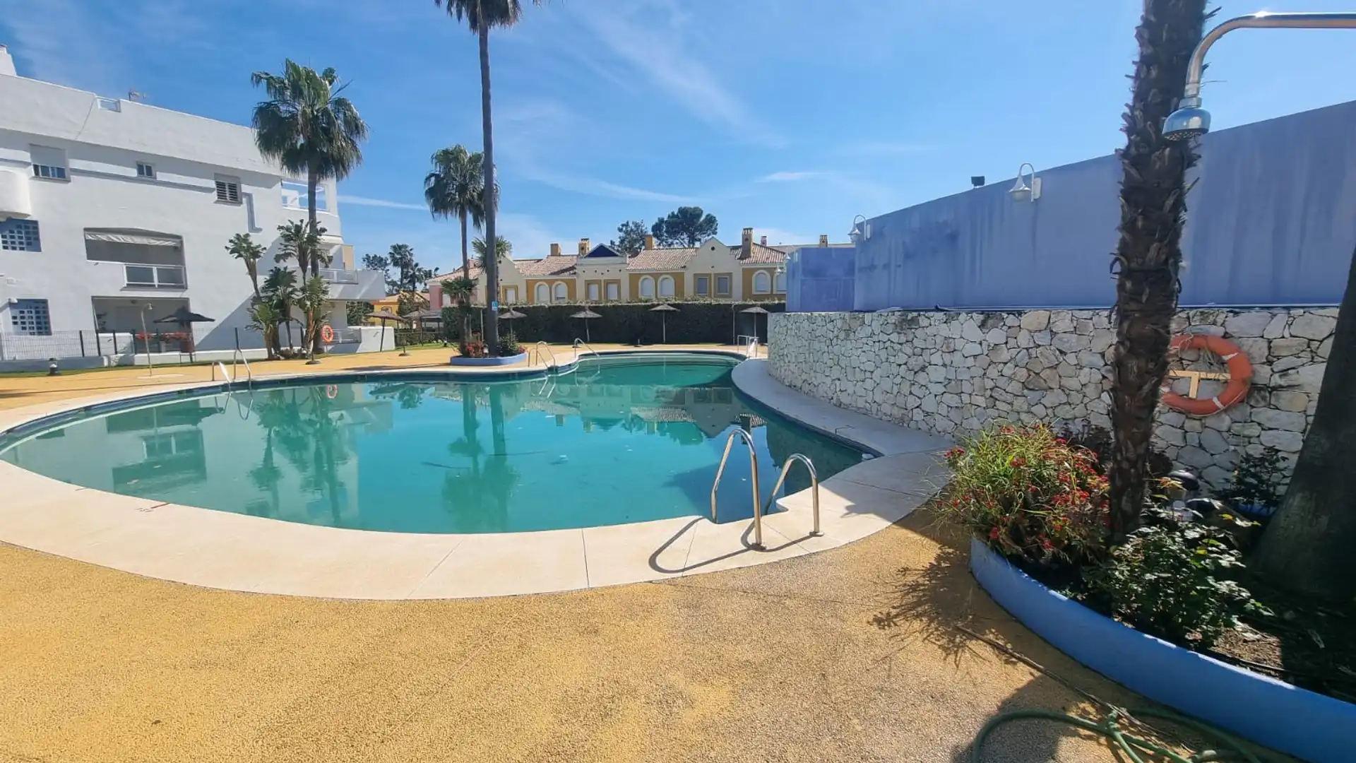 Piscina de Casa adosada en venta en Islantilla con Terraza, Trastero y Amueblado