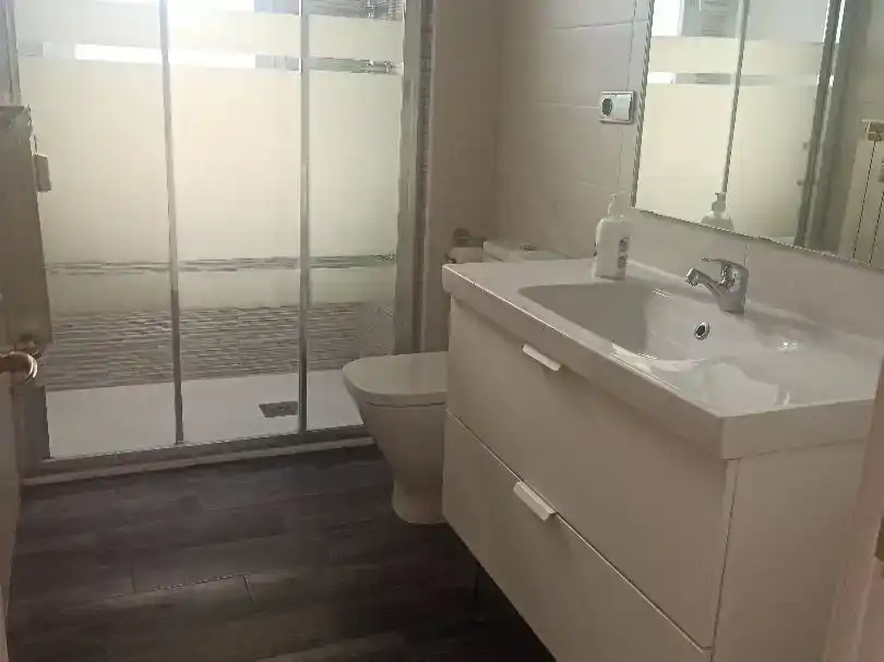 Badezimmer von Wohnung zur Miete in  Pamplona / Iruña mit Balkon