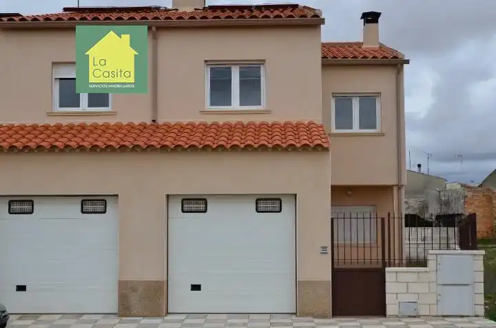 Vista exterior de Casa adosada en venda en Chinchilla de Monte-Aragón amb Calefacció i Traster