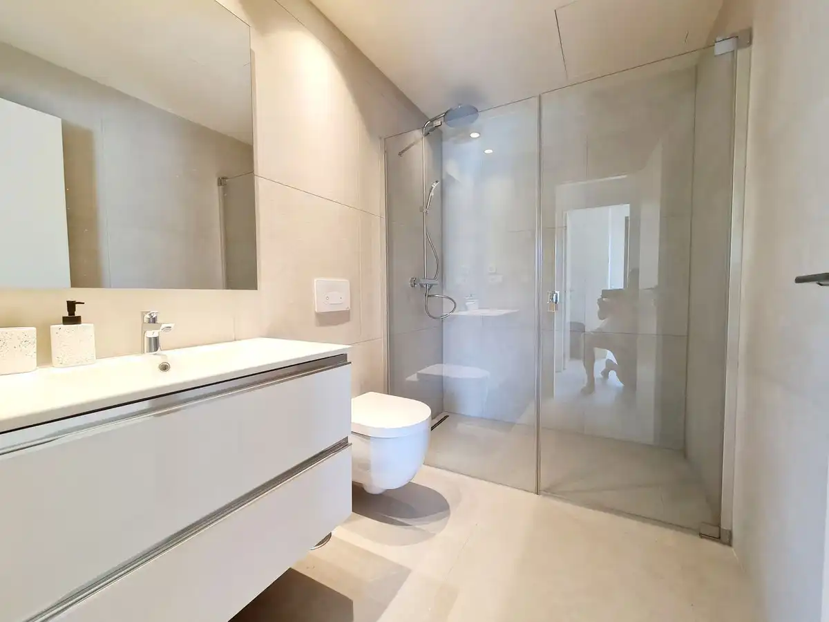 Baño de Piso de alquiler en Marbella con Aire acondicionado, Terraza y Amueblado