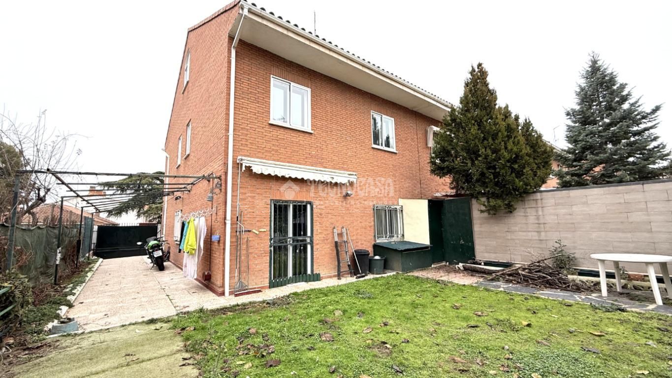 Jardí de Casa adosada en venda en Loeches