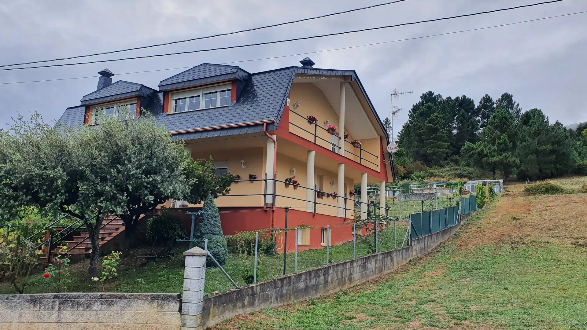 Vista exterior de Casa o chalet en venta en Vega de Espinareda con Calefacción, Jardín privado y Terraza