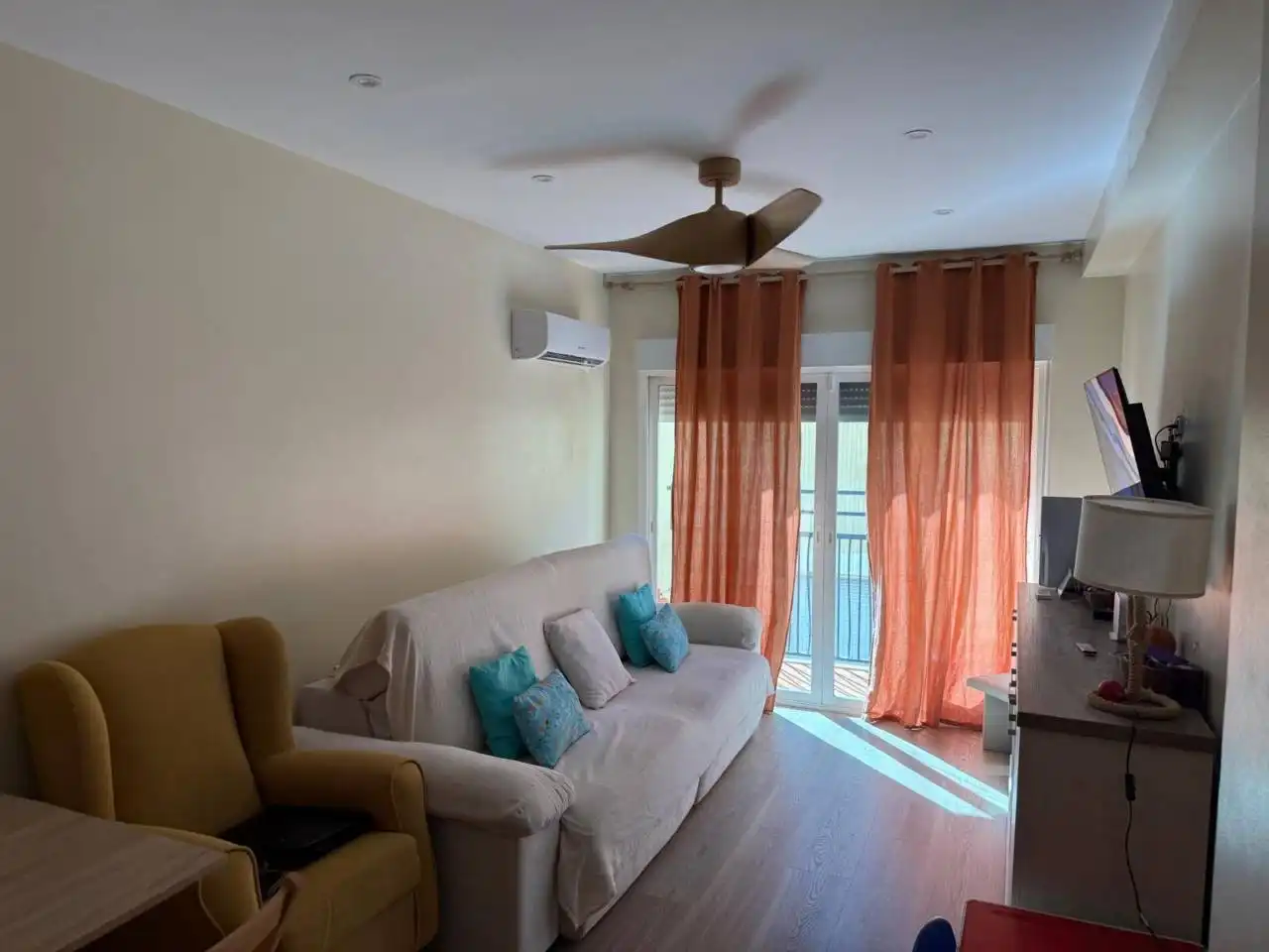 Living room of Flat for sale in Camas  with Air Conditioner, Heating and Parquet flooring