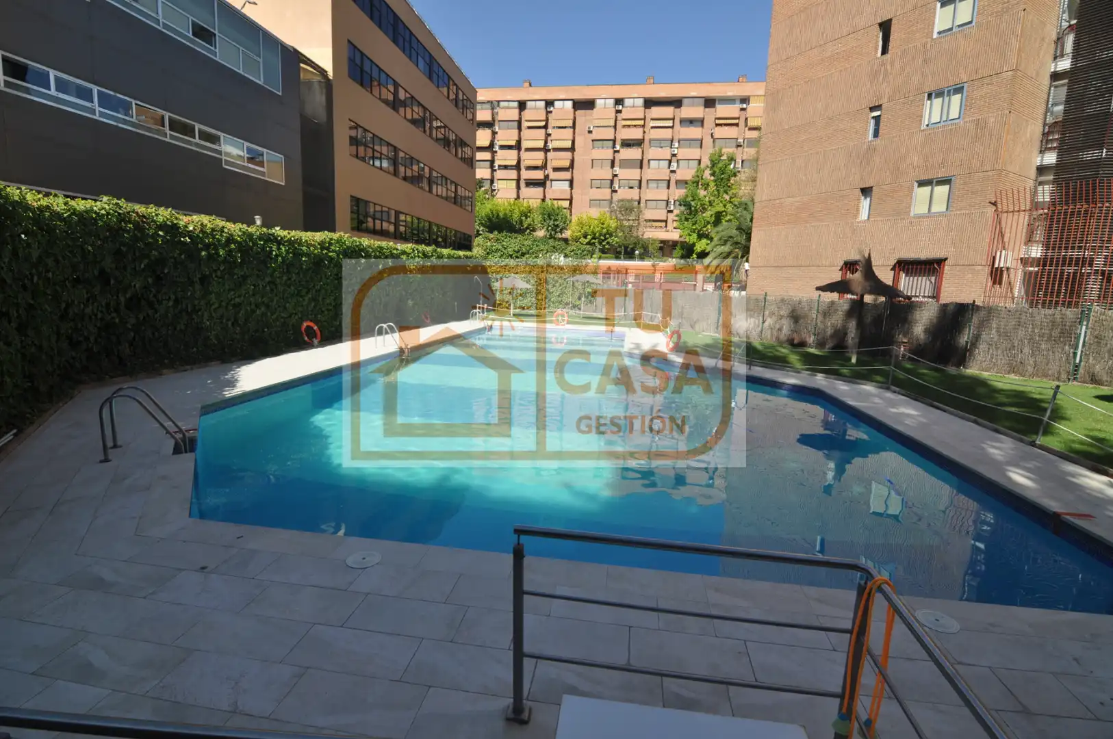 Piscina de Pis en venda en Madrid amb Calefacció, Parquet i Terrassa