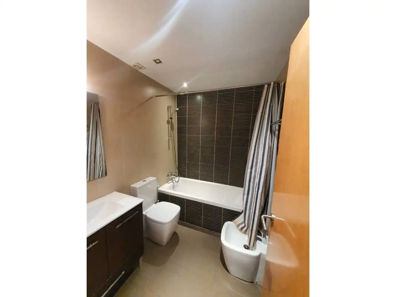 Bathroom of Flat for rent in Terrassa  with Air Conditioner, Parquet flooring and Terrace