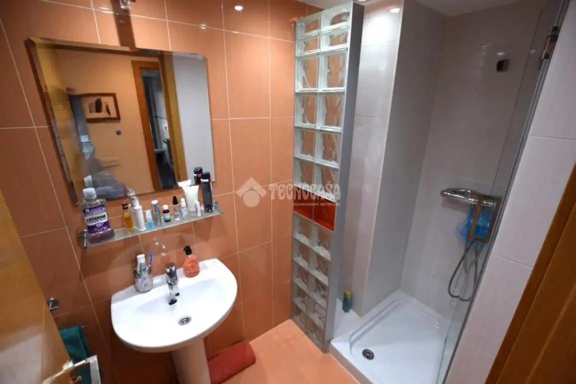 Baño de Piso en venta en Fuenlabrada con Aire acondicionado, Calefacción y Piscina comunitaria