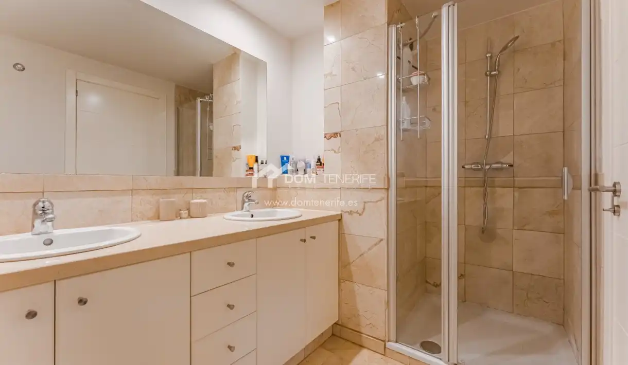 Baño de Piso en venta en Arona con Aire acondicionado, Terraza y Piscina