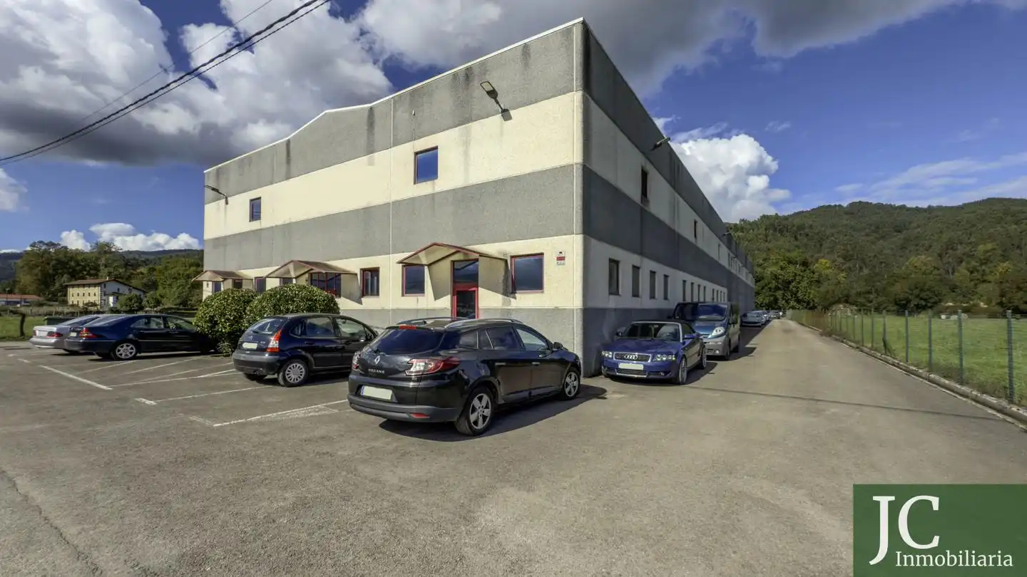 Vista exterior de Nave industrial en venta en Guriezo