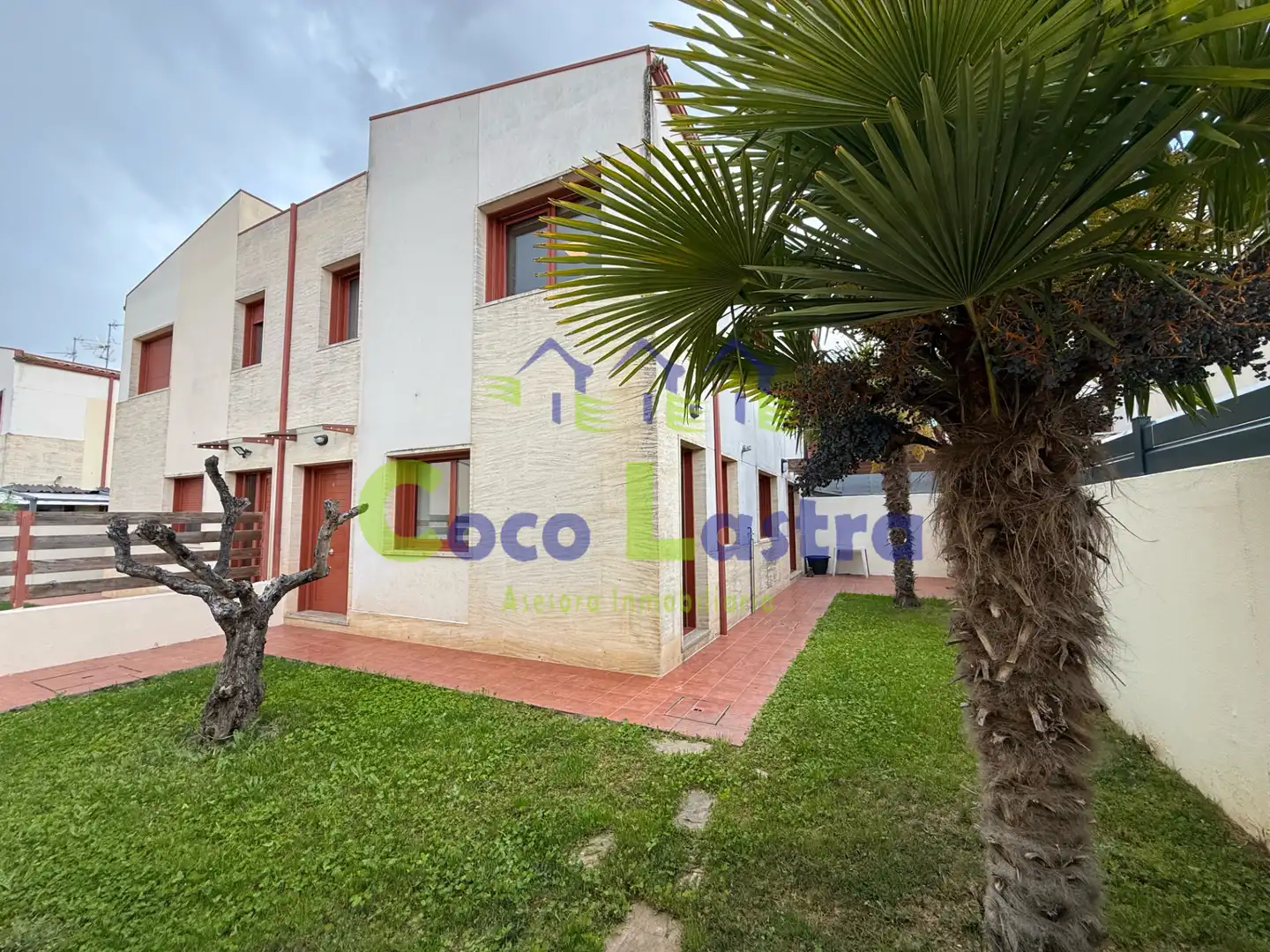 Außenansicht von Einfamilien-Reihenhaus zur Miete in Doñinos de Salamanca mit Heizung, Privatgarten und Ofen