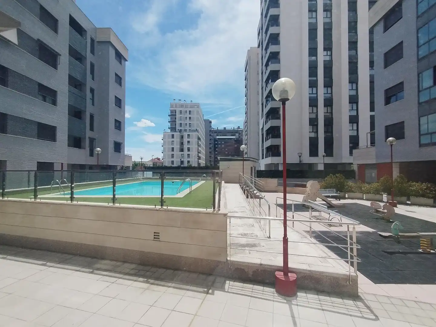 Piscina de Piso de alquiler en Valladolid con Calefacción, Parquet y Amueblado