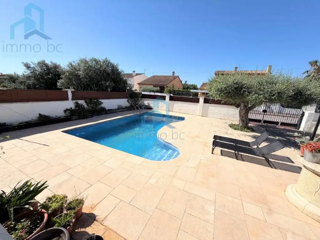 Swimming pool of Detached homes for sale in Creixell