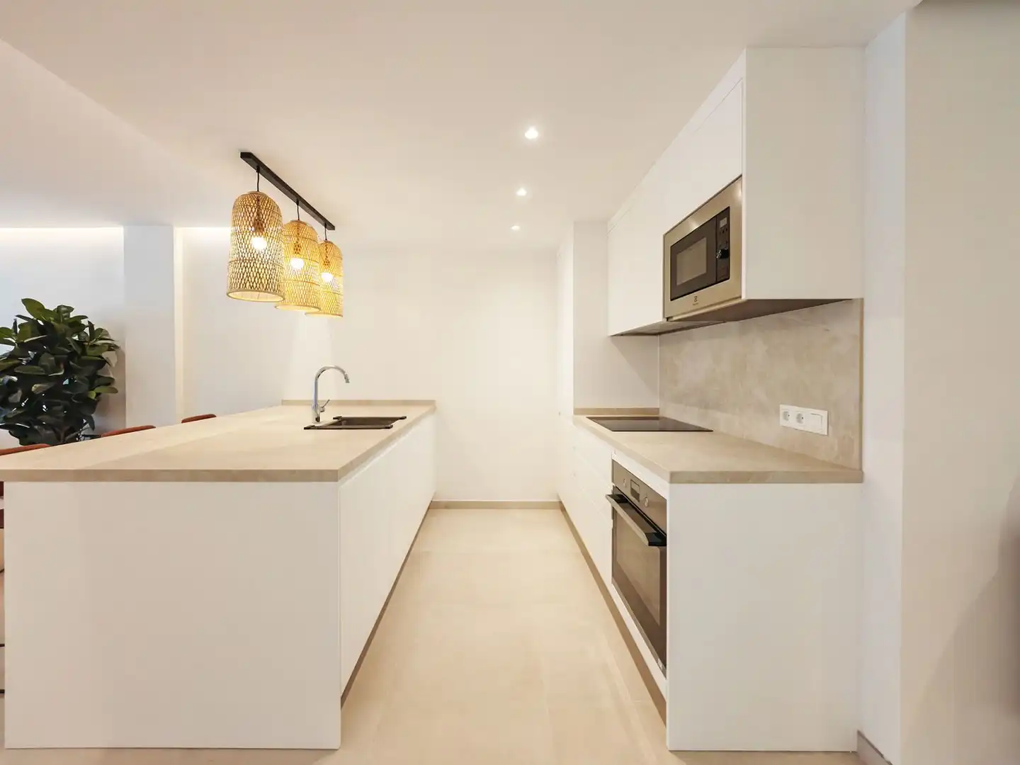 Cuina de Apartament en venda en Marbella amb Moblat i Piscina comunitària