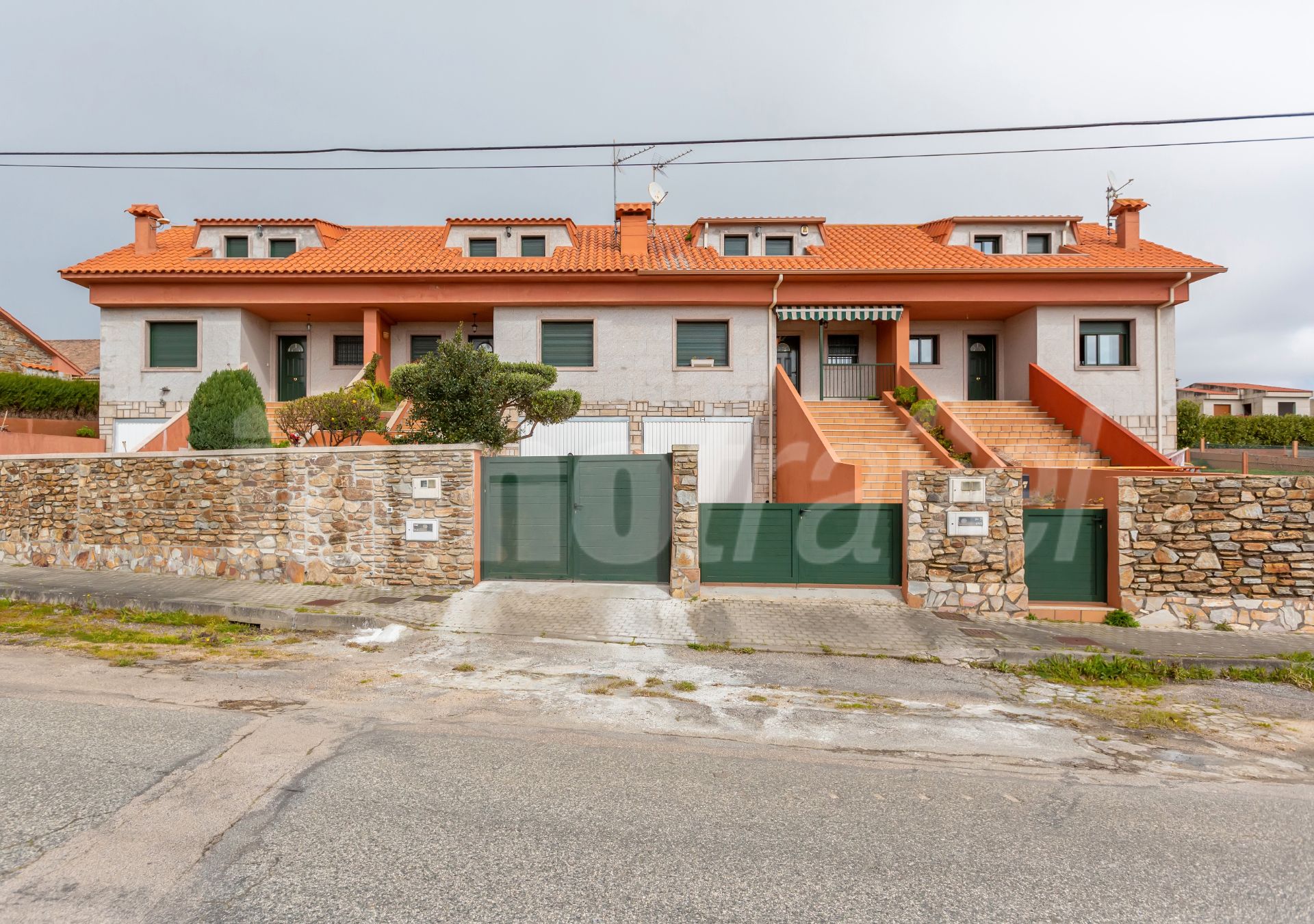 Vista exterior de Casa adosada en venda en Sanxenxo amb Calefacció, Jardí privat i Terrassa