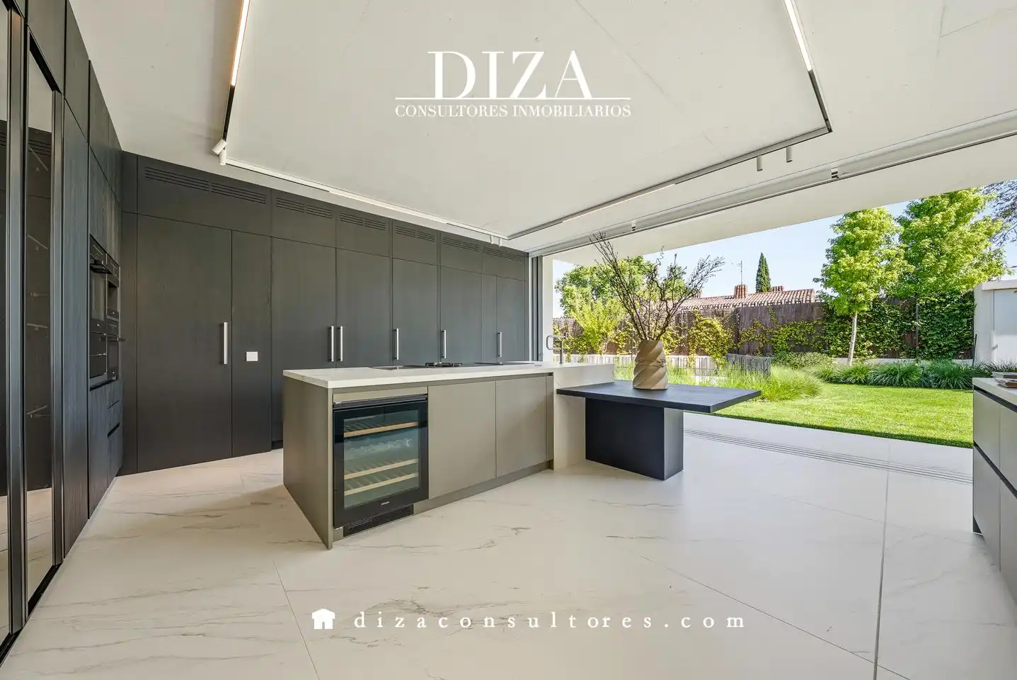 Vista exterior de Casa o chalet en venta en Pozuelo de Alarcón con Aire acondicionado, Calefacción y Jardín privado