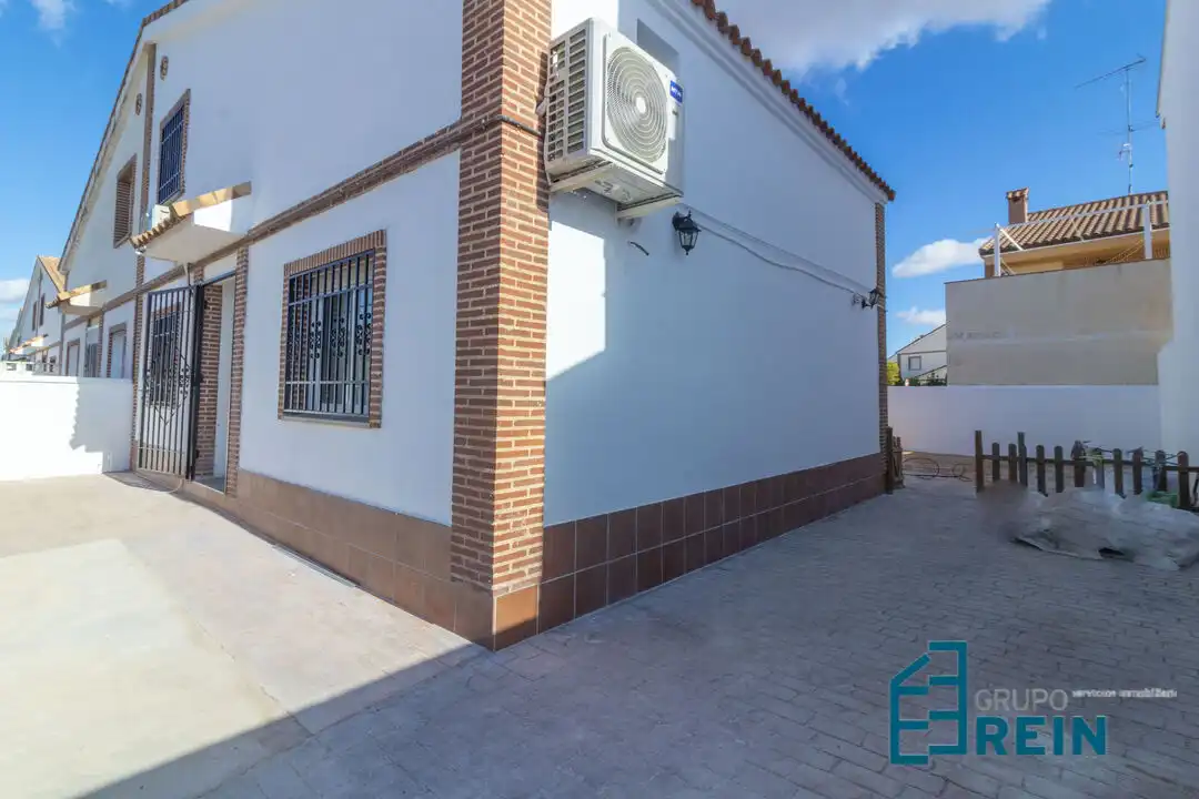 Casa adosada de alquiler en Calle Tomás Bretón, Magán