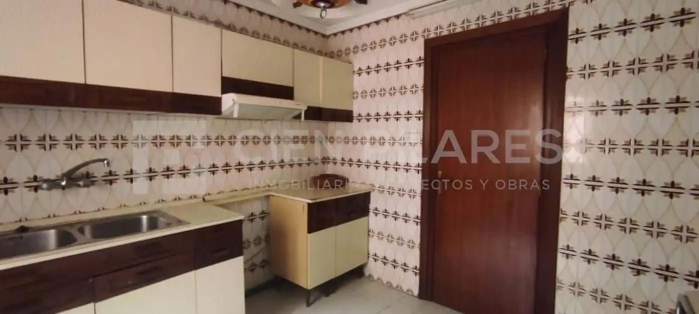 Kitchen of Flat for sale in  Logroño
