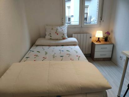 Bedroom of Flat to share in  Madrid Capital  with Heating, Washing machine and Internet