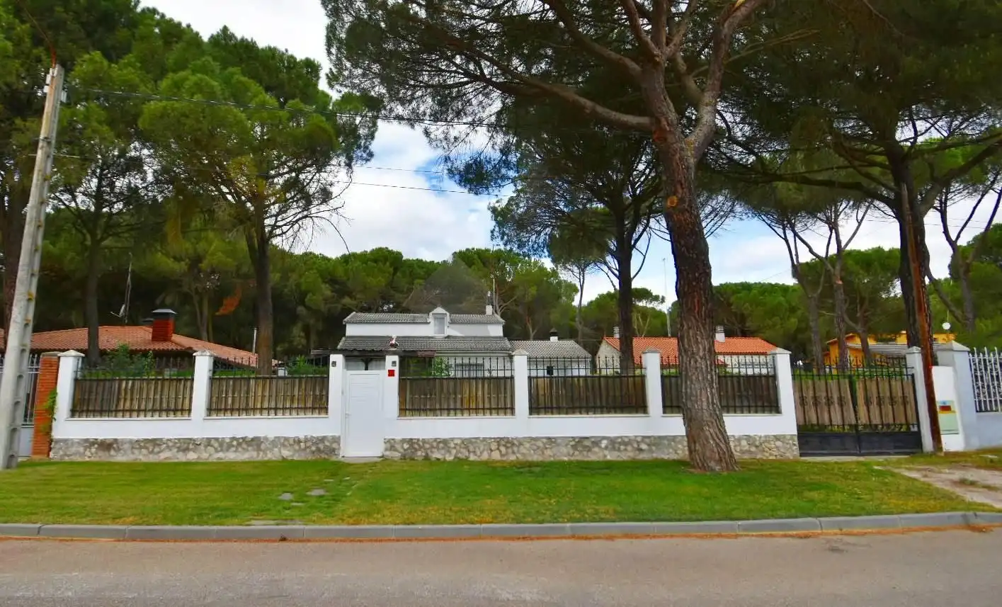 Vista exterior de Casa o chalet en venta en Olmedo con Calefacción, Jardín privado y Piscina comunitaria