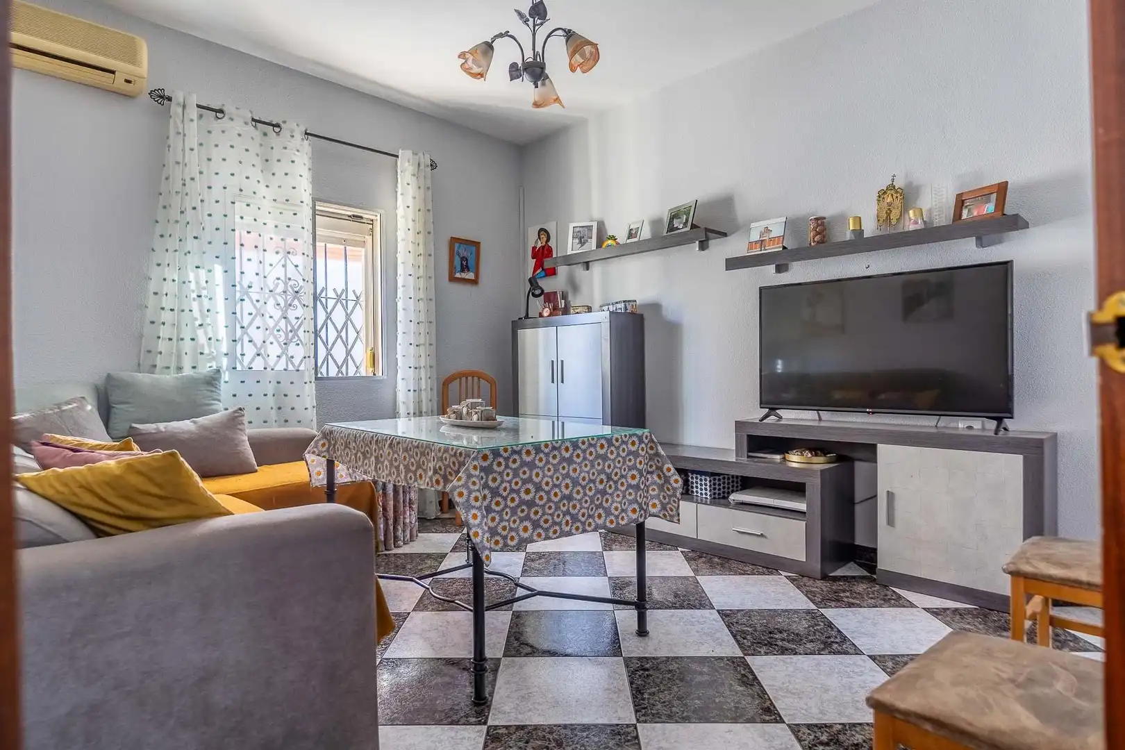 Sala d'estar de Casa o xalet en venda en Sevilla amb Aire condicionat, Terrassa i Traster