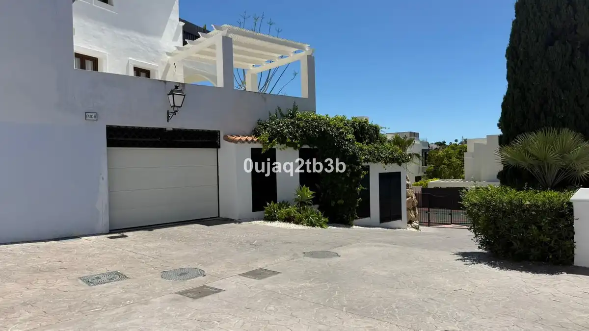 Vista exterior de Casa adosada de alquiler en Estepona con Aire acondicionado, Jardín privado y Terraza