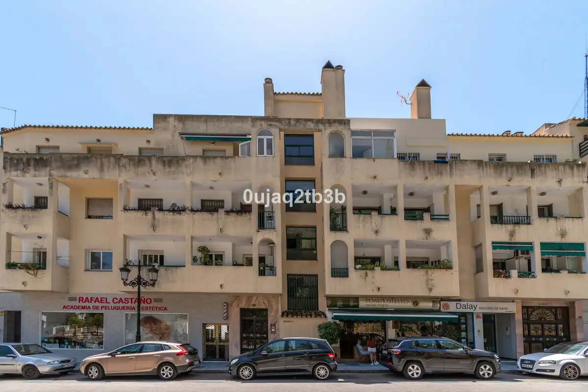 Vista exterior de Pis en venda en Marbella amb Aire condicionat, Terrassa i Traster