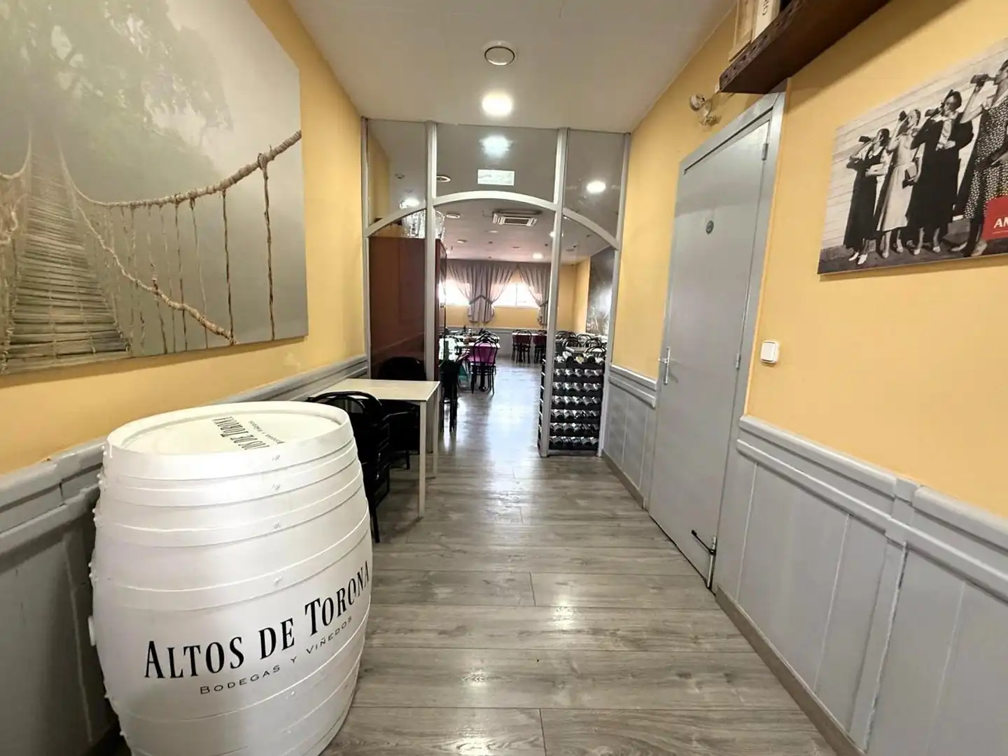 Business premises for transfer in Carrer dels Marquesos de Barberà, imagen 4