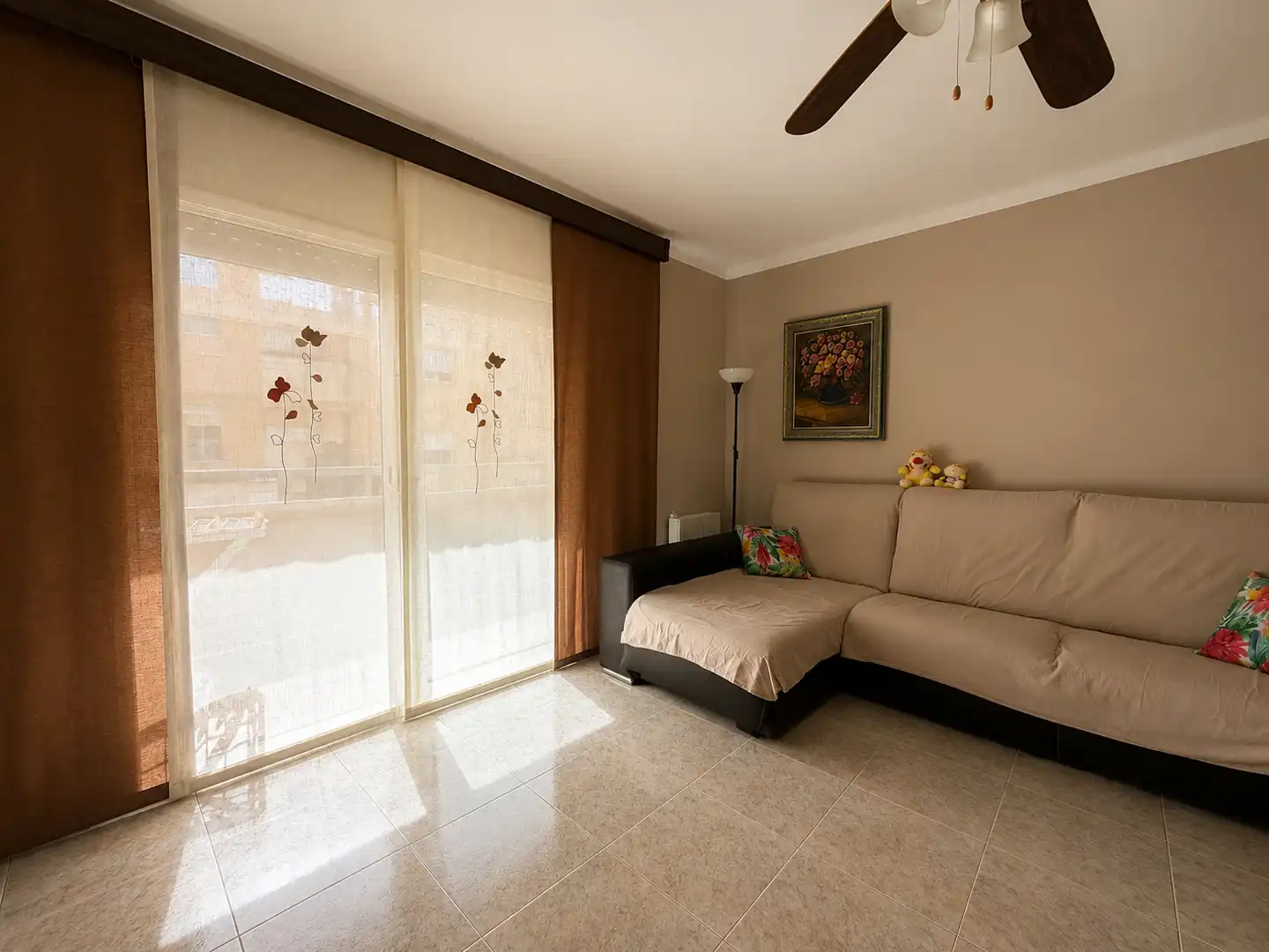 Sala de estar de Piso en venta en Palamós con Calefacción, Terraza y Amueblado