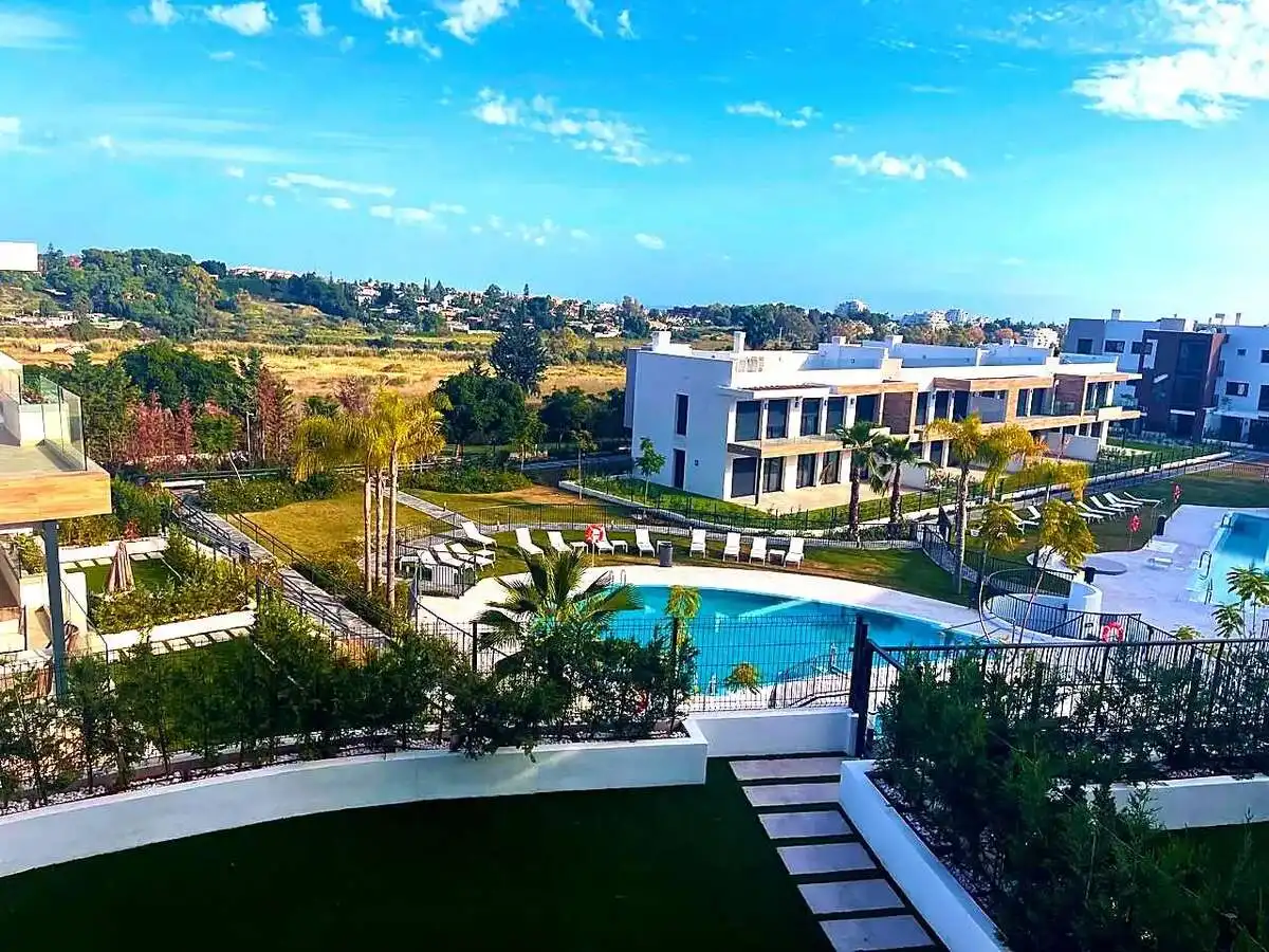 Vista exterior de Pis en venda en Estepona amb Aire condicionat, Calefacció i Terrassa
