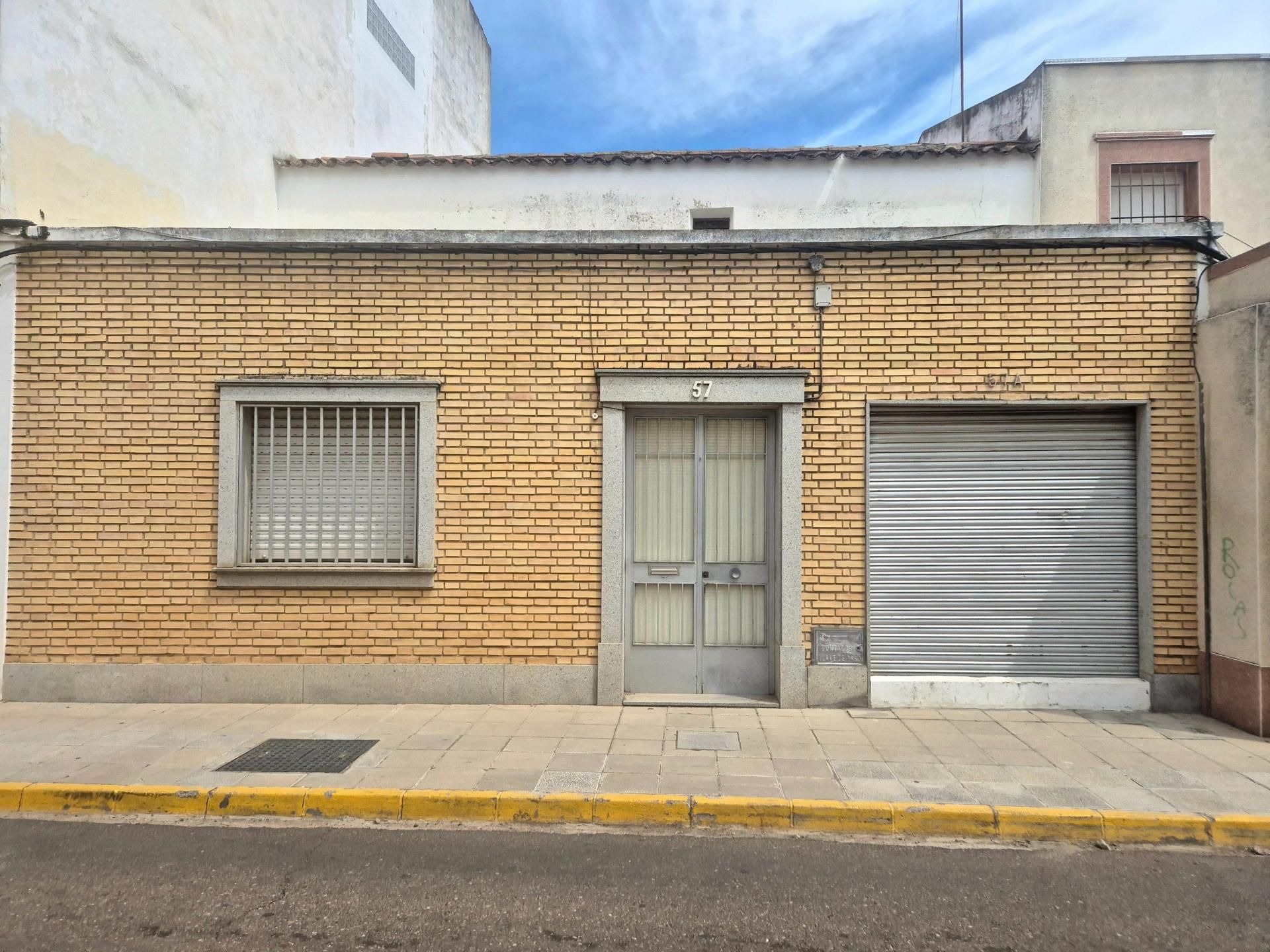 Vista exterior de Casa adosada en venda en Montijo amb Terrassa