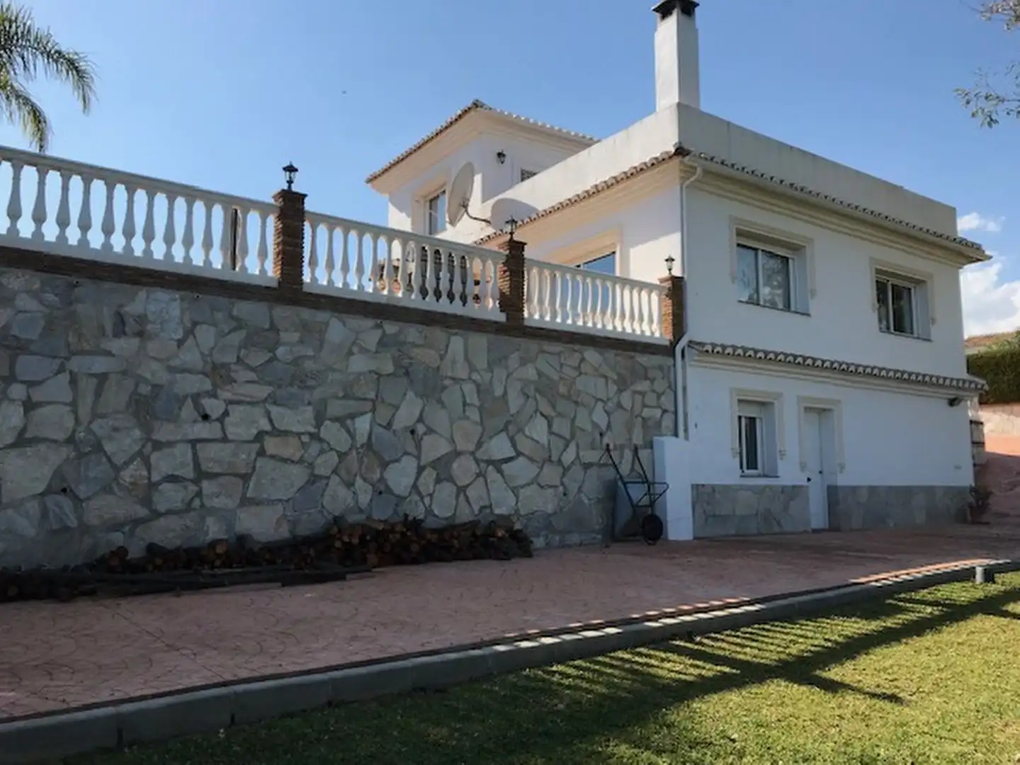 Außenansicht von Einfamilien-Reihenhaus zum Verkauf in Mijas mit Klimaanlage, Terrasse und Abstellraum