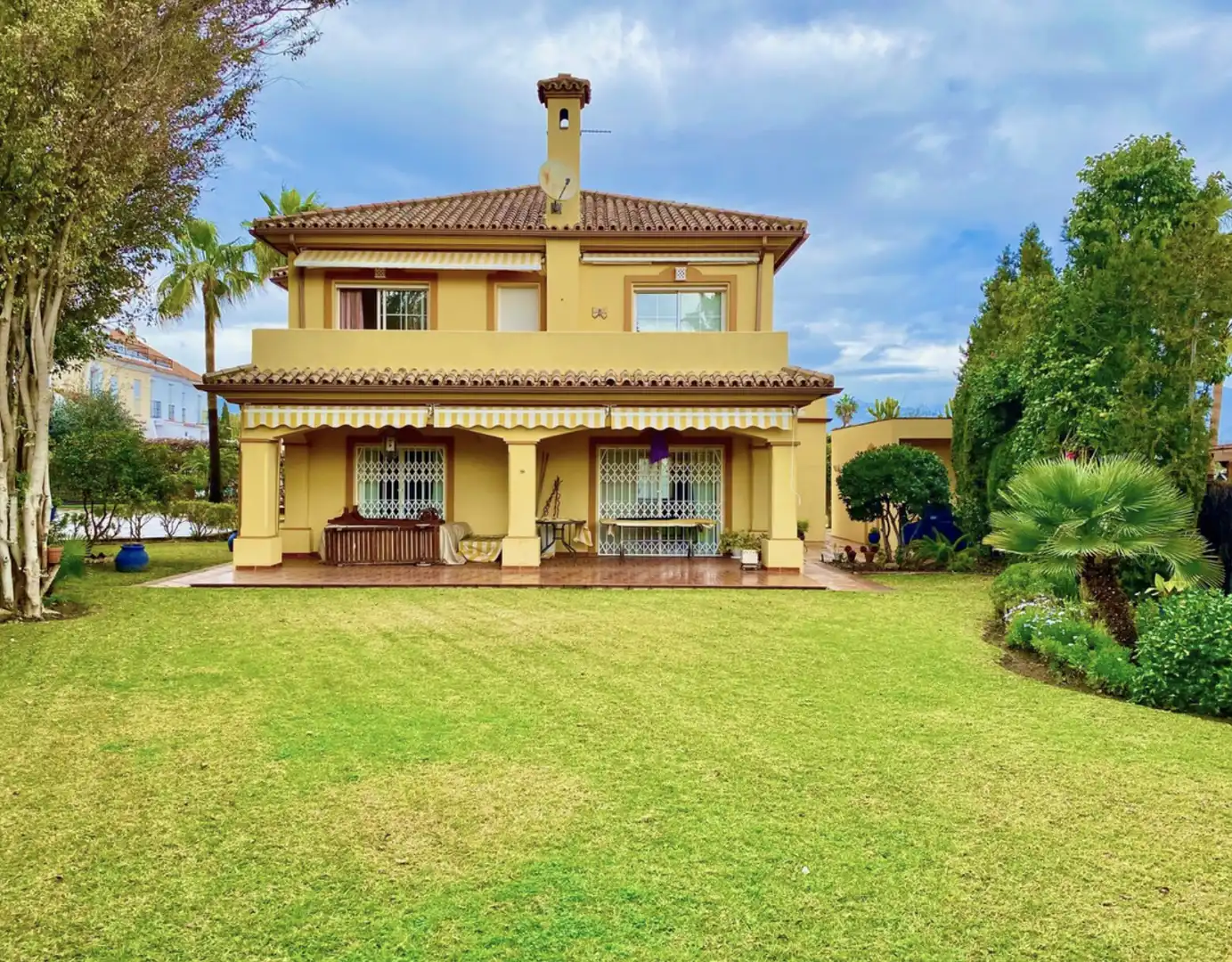 Vista exterior de Casa o xalet en venda en Estepona amb Aire condicionat, Calefacció i Jardí privat