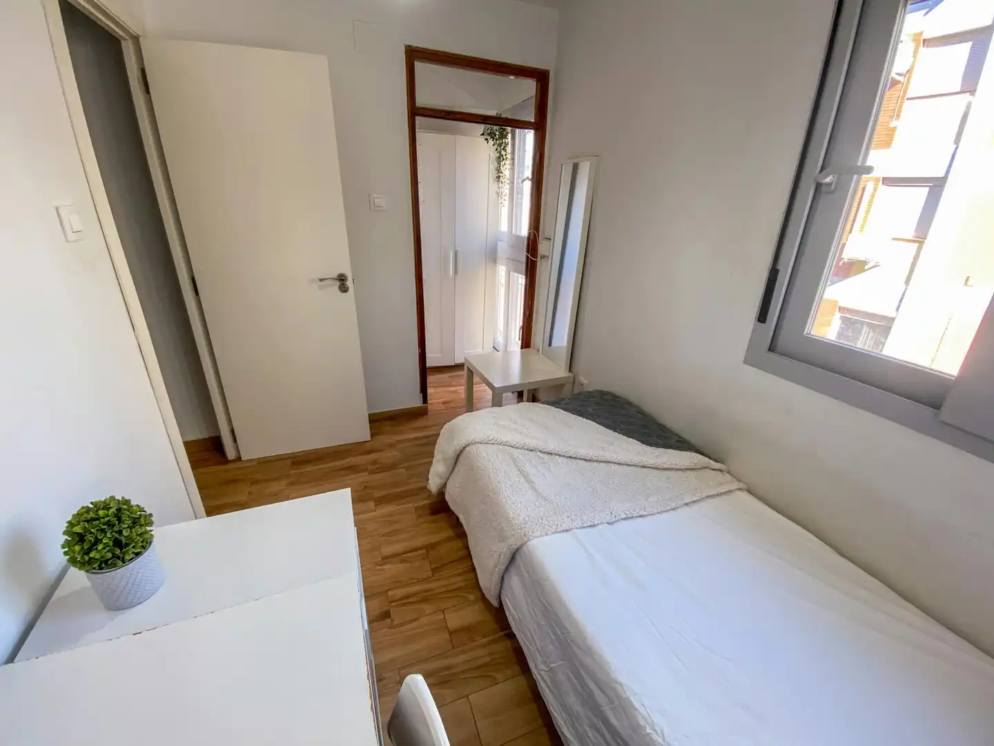 Bedroom of Flat for share in Sevilla  with Air Conditioner, Furnished and Washing machine