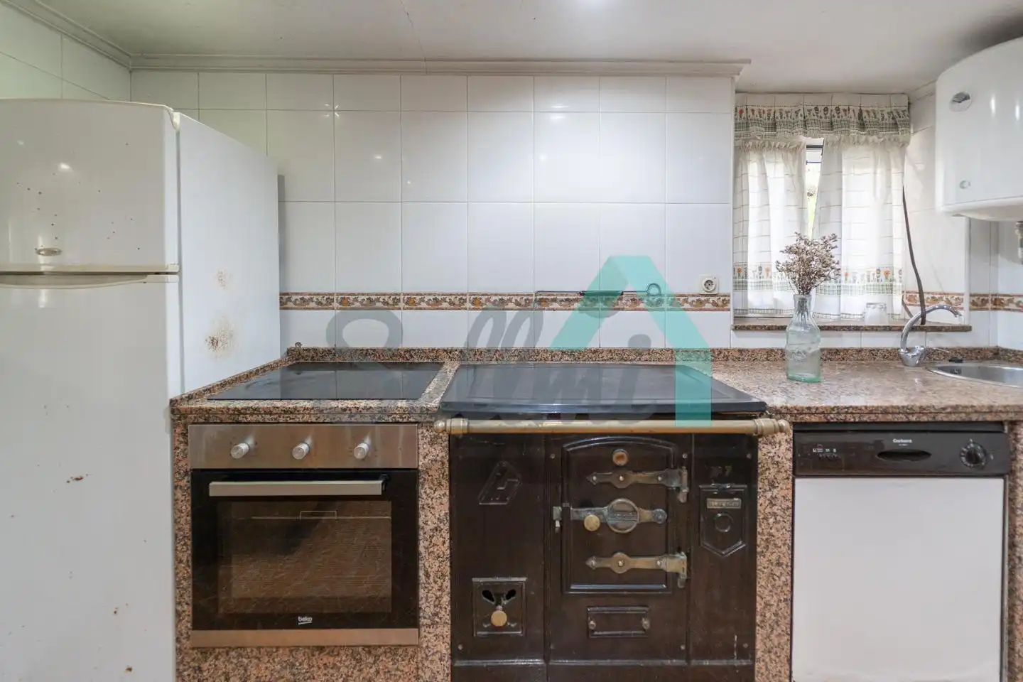 Cuina de Casa o xalet en venda en Oviedo  amb Calefacció, Jardí privat i Terrassa