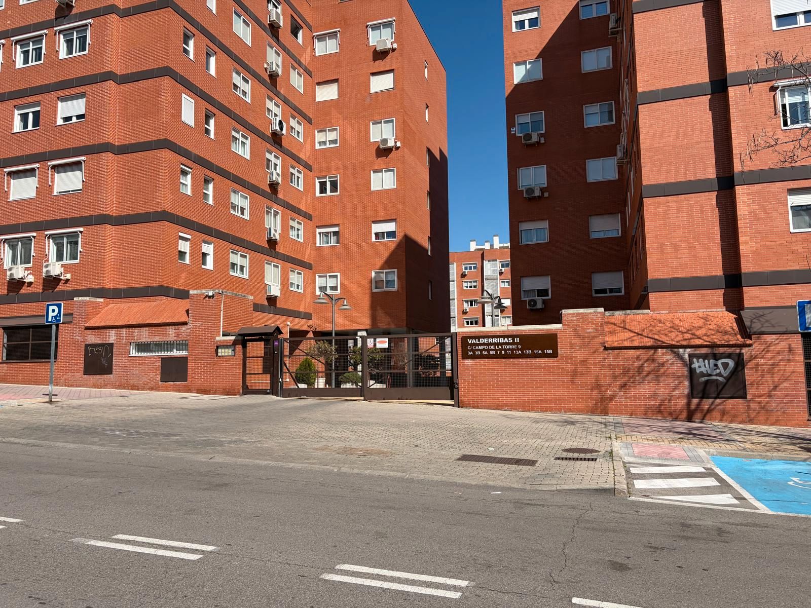 Vista exterior de Pis en venda en  Madrid Capital amb Terrassa, Traster i Piscina comunitària