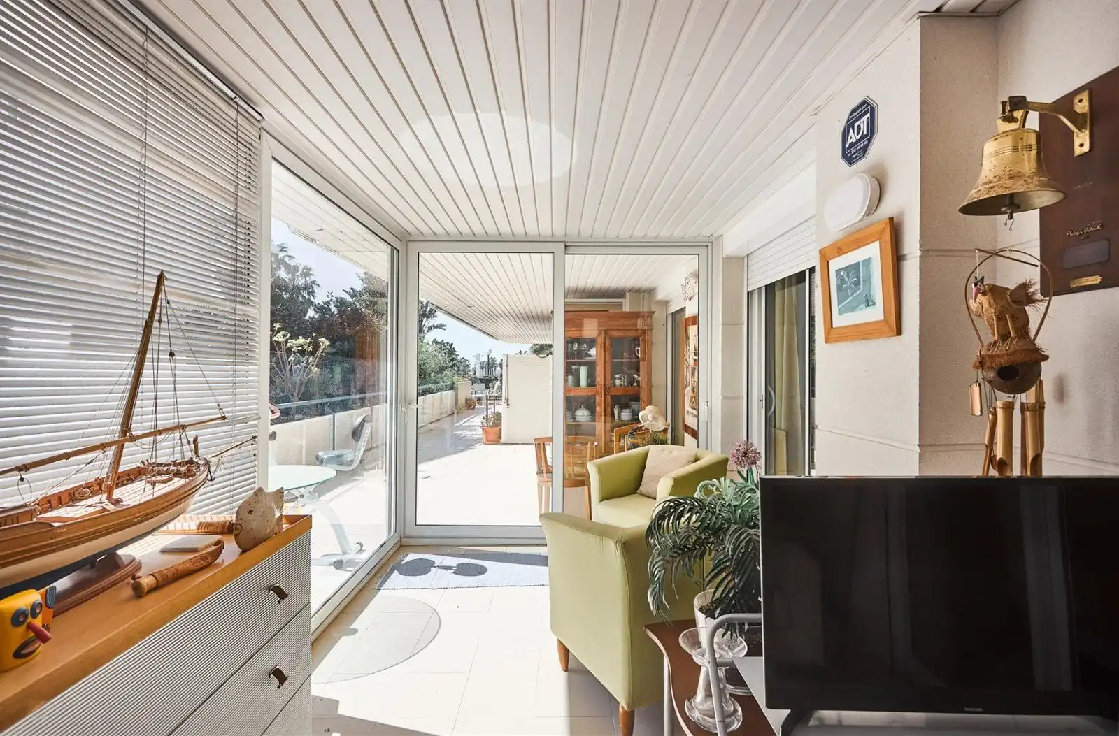 Sala de estar de Piso en venta en Sitges con Calefacción, Terraza y Piscina