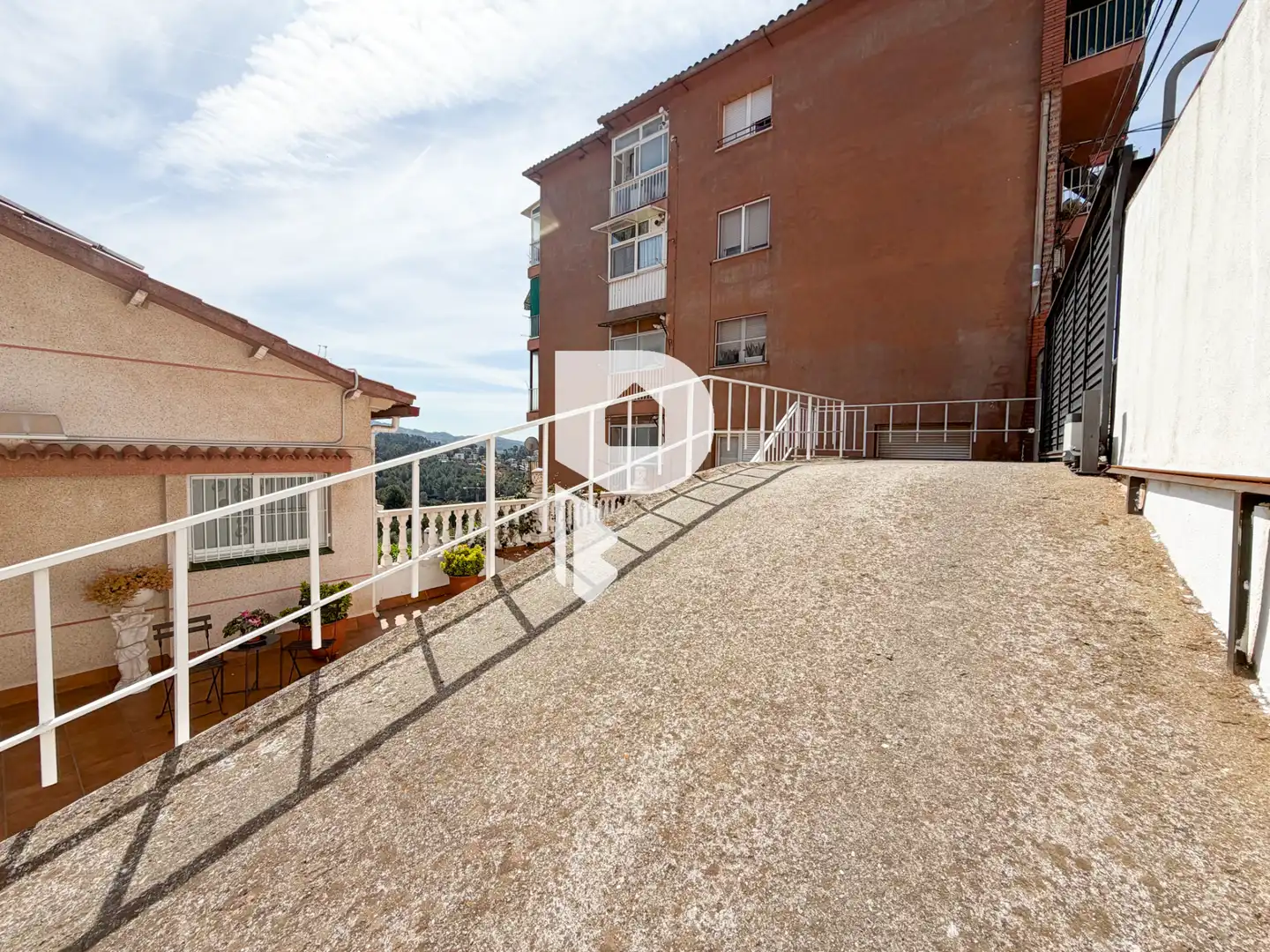 Vista exterior de Casa o xalet en venda en El Papiol amb Aire condicionat, Calefacció i Jardí privat