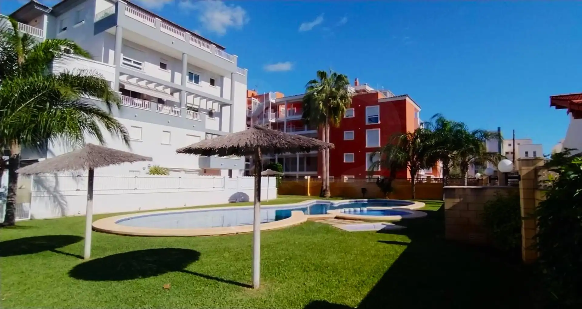 Außenansicht von Wohnung zum Verkauf in Dénia mit Terrasse und Schwimmbad