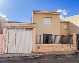 Vista exterior de Casa adosada en venda en Toro amb Calefacció, Jardí privat i Terrassa