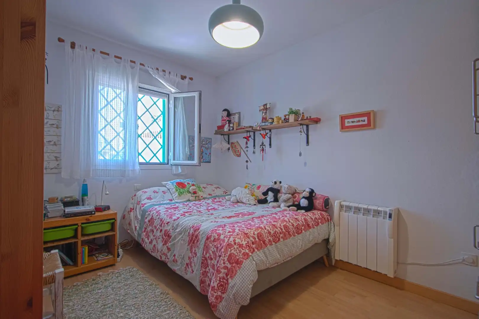 Habitación de Casa adosada en venta en Valencina de la Concepción con Aire acondicionado, Trastero y Piscina comunitaria