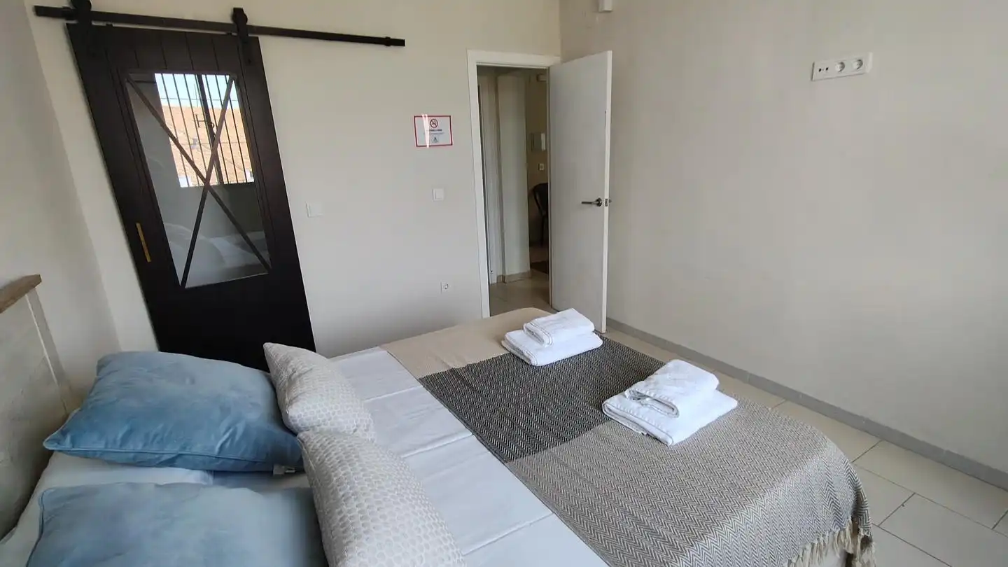Schlafzimmer von Dachboden zur Miete in Córdoba mit Klimaanlage, Terrasse und Möbliert