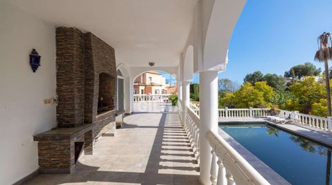 Ubicada en una de las zonas residenciales más exclusivas y consolidadas de la Costa del Sol, El Paraíso Alto, esta villa represent, imatge 2